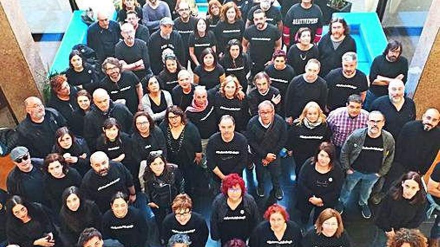Trabajadores de la Crtvg con camisetas de &#039;Defende a Galega&#039; en uno de los &#039;Venres negros&#039;.