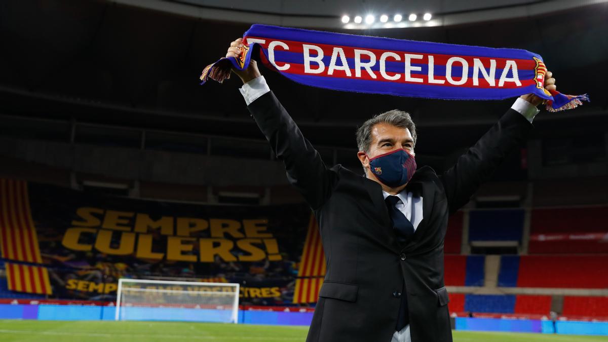 Joan Laporta, sobre el césped de La Cartuja, tras el triunfo del Barça sobre el Athletic en la final de Copa.