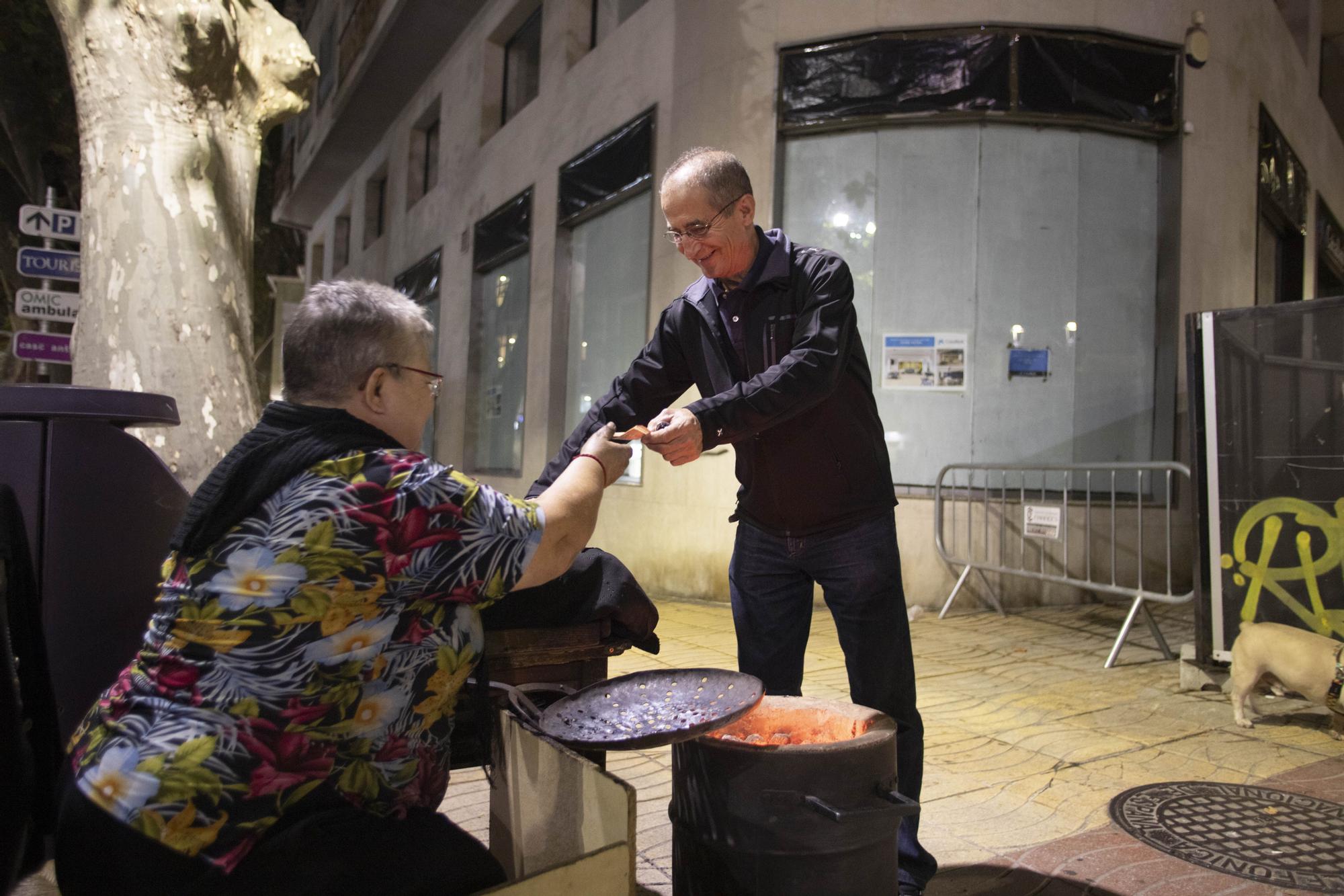 José González y Matilde Vila: la tercera generación de castañeros en Xàtiva