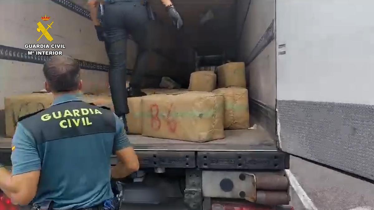 La droga a dins del camió i els agents comissant-la a Garrigàs