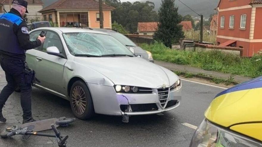 El choque entre un coche y un patinete en Moaña se salda sin heridos