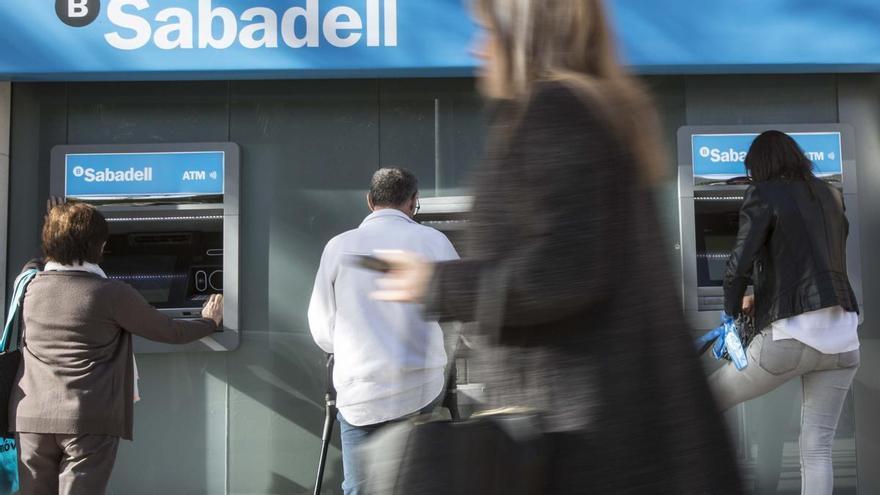 Cada alicantino ya guarda cerca de 21.000 euros en el banco