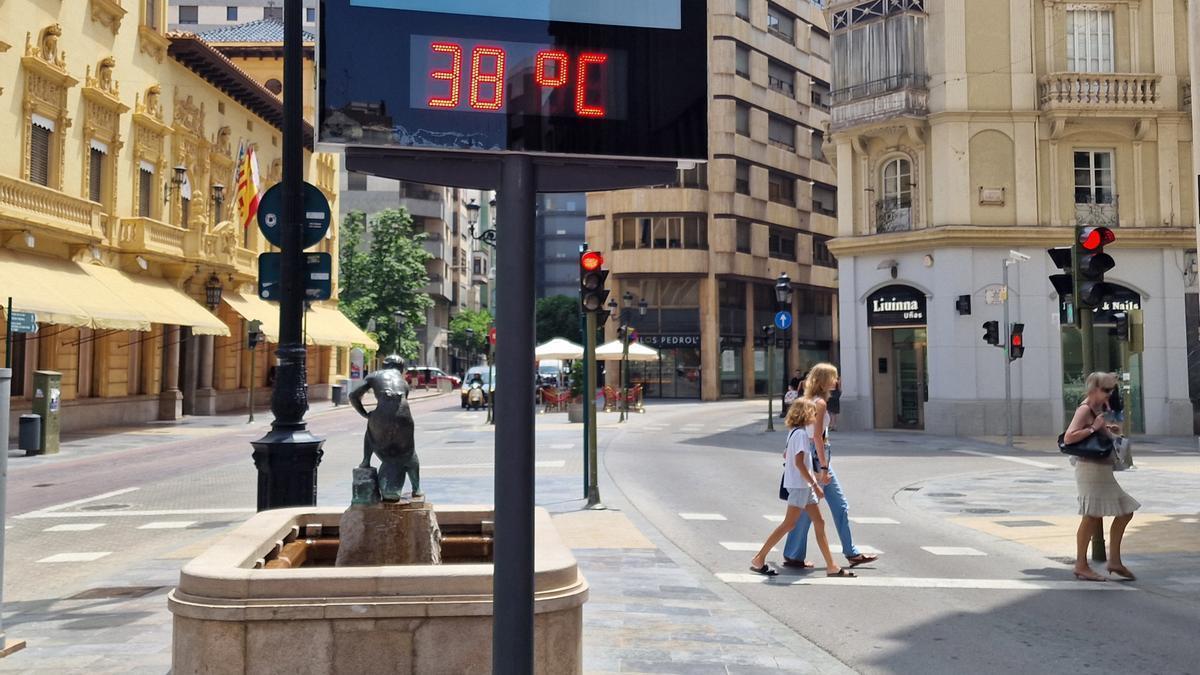 Altas temperaturas en pleno verano en el centro de Castelló, con 38º en el termómetro de la Puerta del Sol.