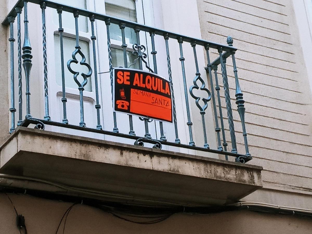 Archivo - Un balcón puesto en alquiler para la Semana Santa de Sevilla