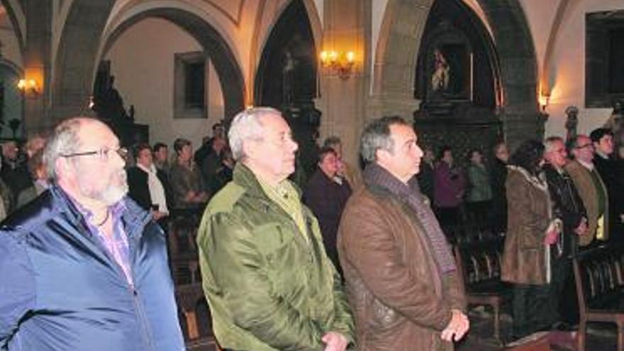 José Ángel Gutiérrez; el juez de paz, Juan Ramón García, y el alcalde, Ángel Riego, ayer, en la misa en Candás.