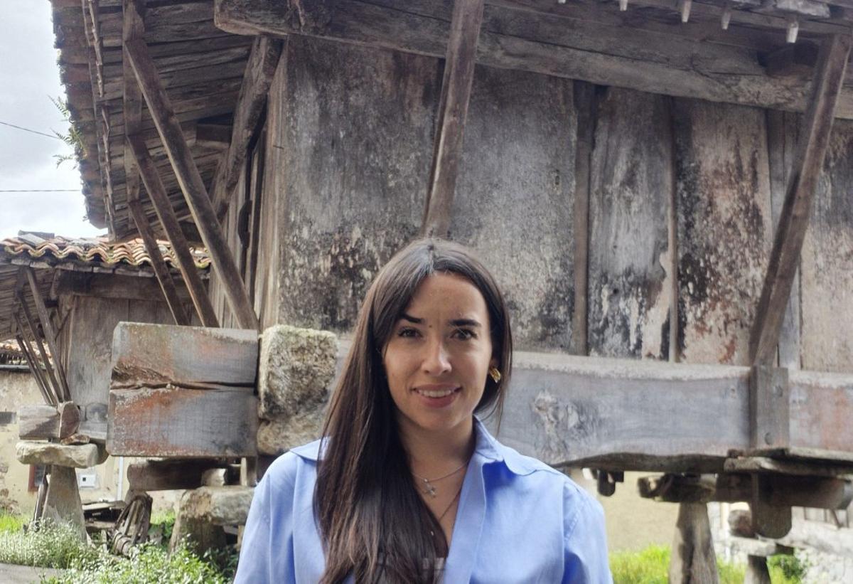 Irene Muñiz, delante de un hórreo en Sietes (Villaviciosa)