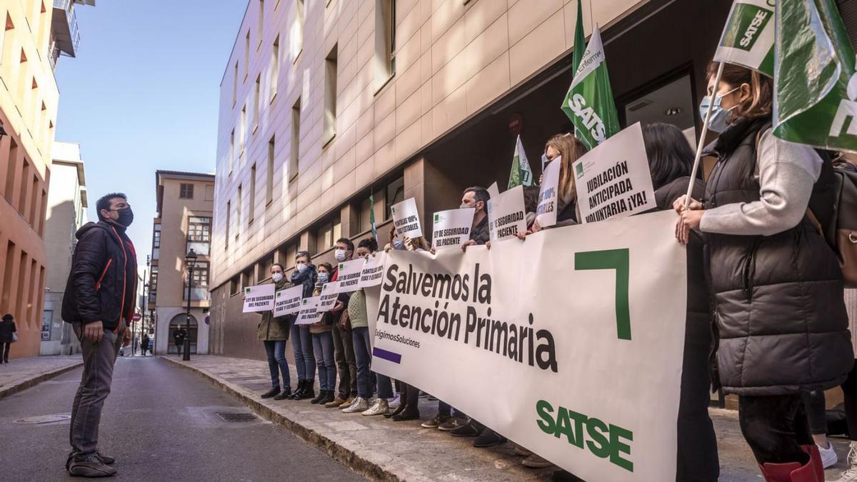 Imagen de la protesta que se desarrolló ayer a las puertas del centro de salud Escola Graduada. | B. RAMON