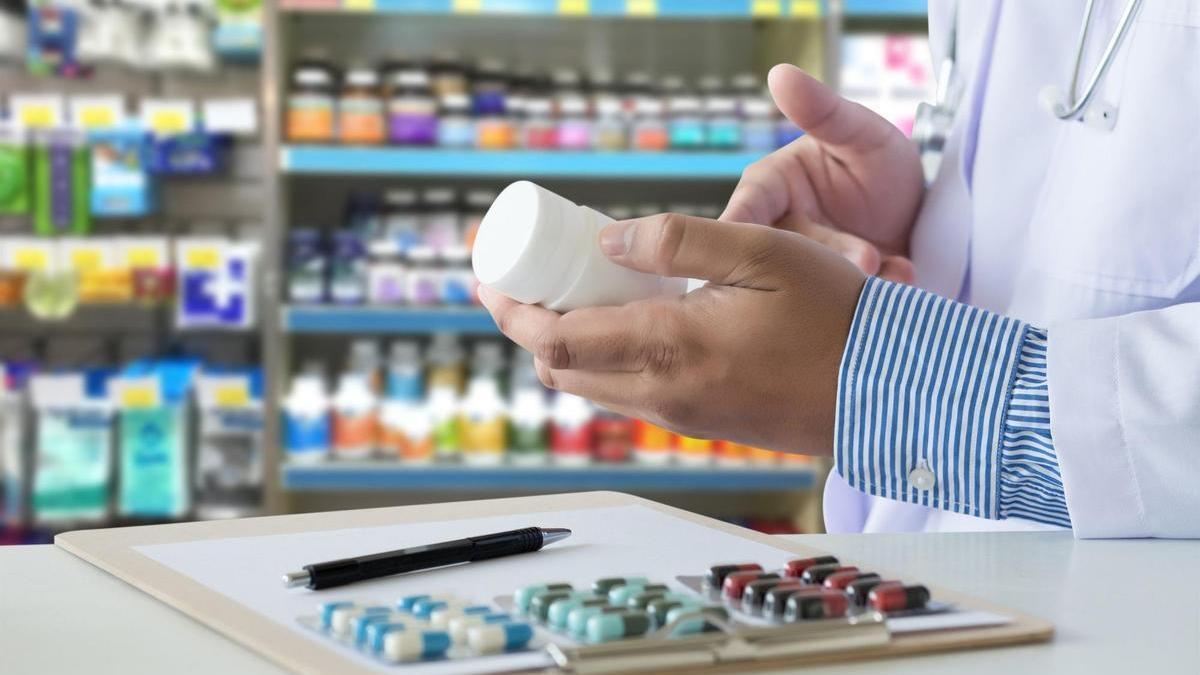 Un farmacéutico con medicamentos.