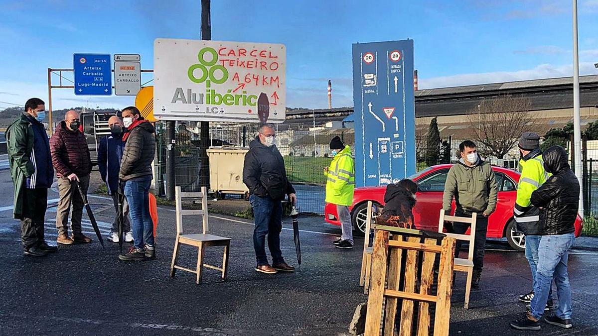 Trabajadores de Alu Ibérica ante la fábrica de A Grela, durante su huelga indefinida. |   // L.O.