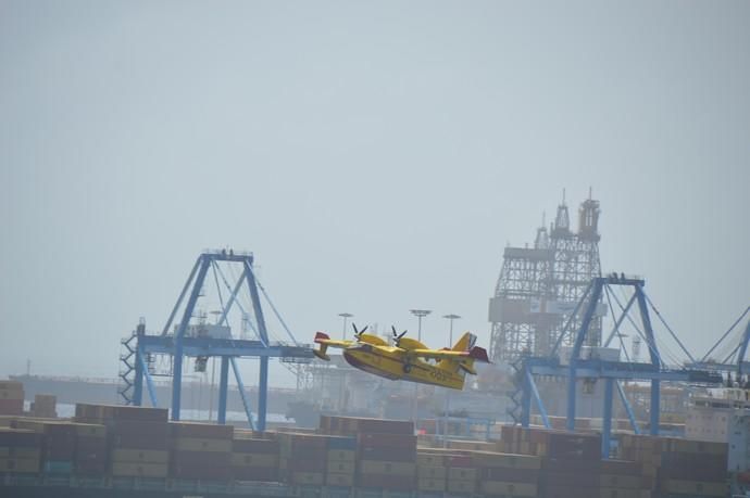 Los hidroaviones cargan agua en el Puerto de Las Palmas - Incendio Gran Canaria 2019