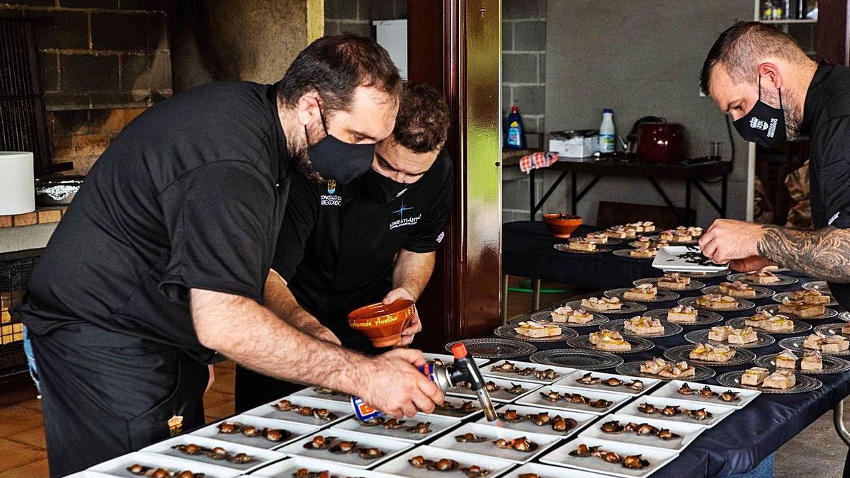 Cocineros preparan platos para la degustación de recetas según la dieta atlántica, ayer, en Beche.   | // L. O.