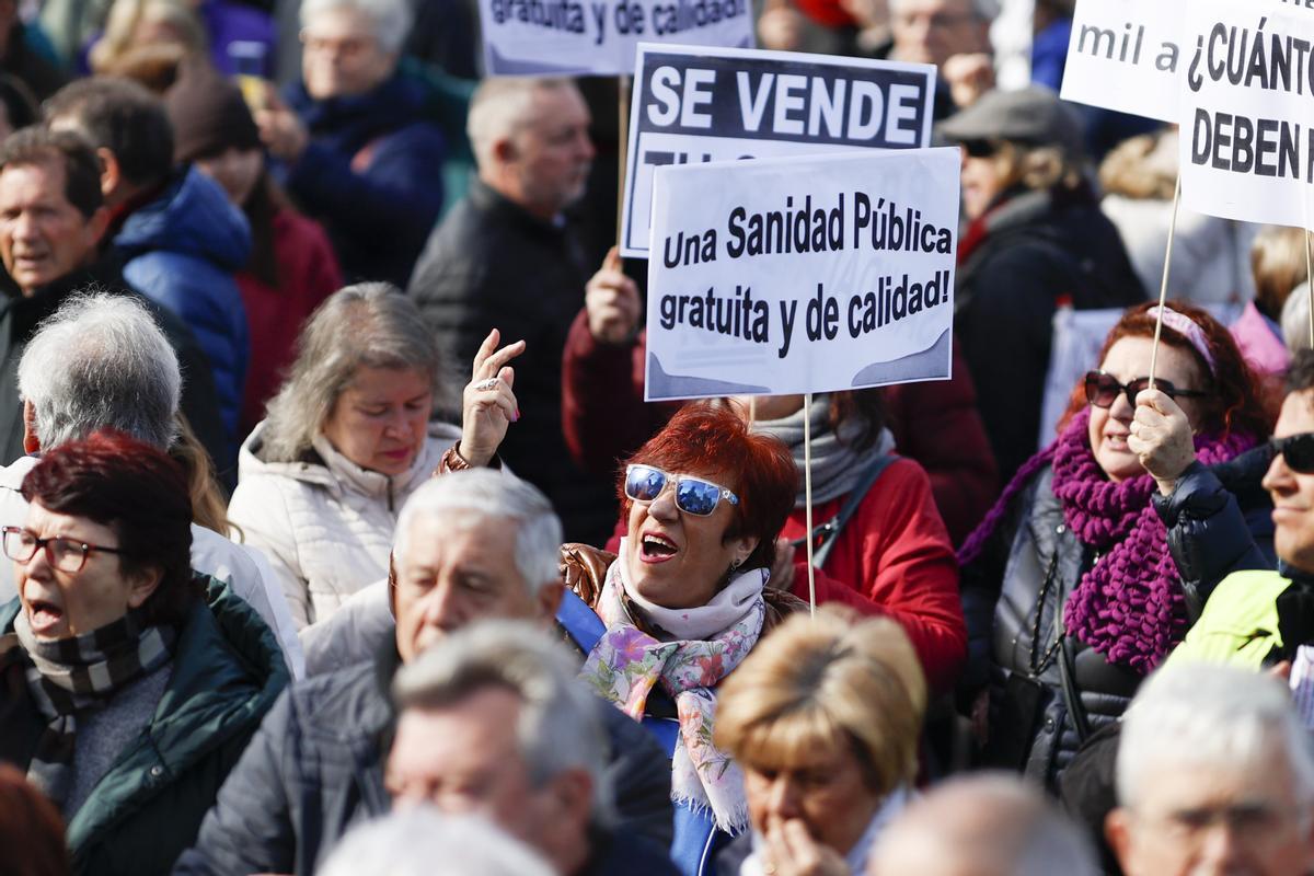 MADRID, 12/02/2023.- Manifestación en defensa de la sanidad pública convocada este domingo en Madrid. EFE/Rodrigo Jiménez