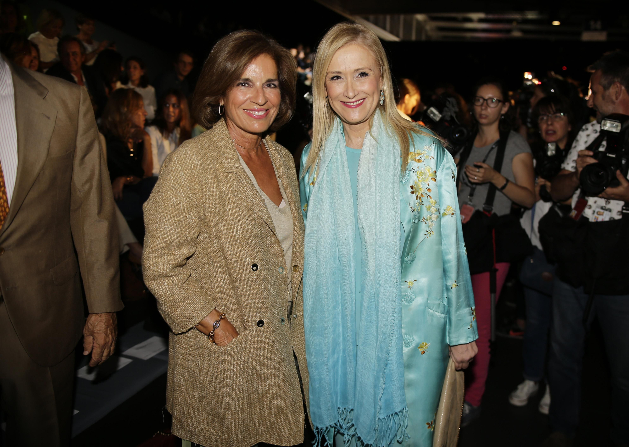 Ana Botella y Cristina Cifuentes en el desfile primavera - verano 2017 de Roberto Torretta