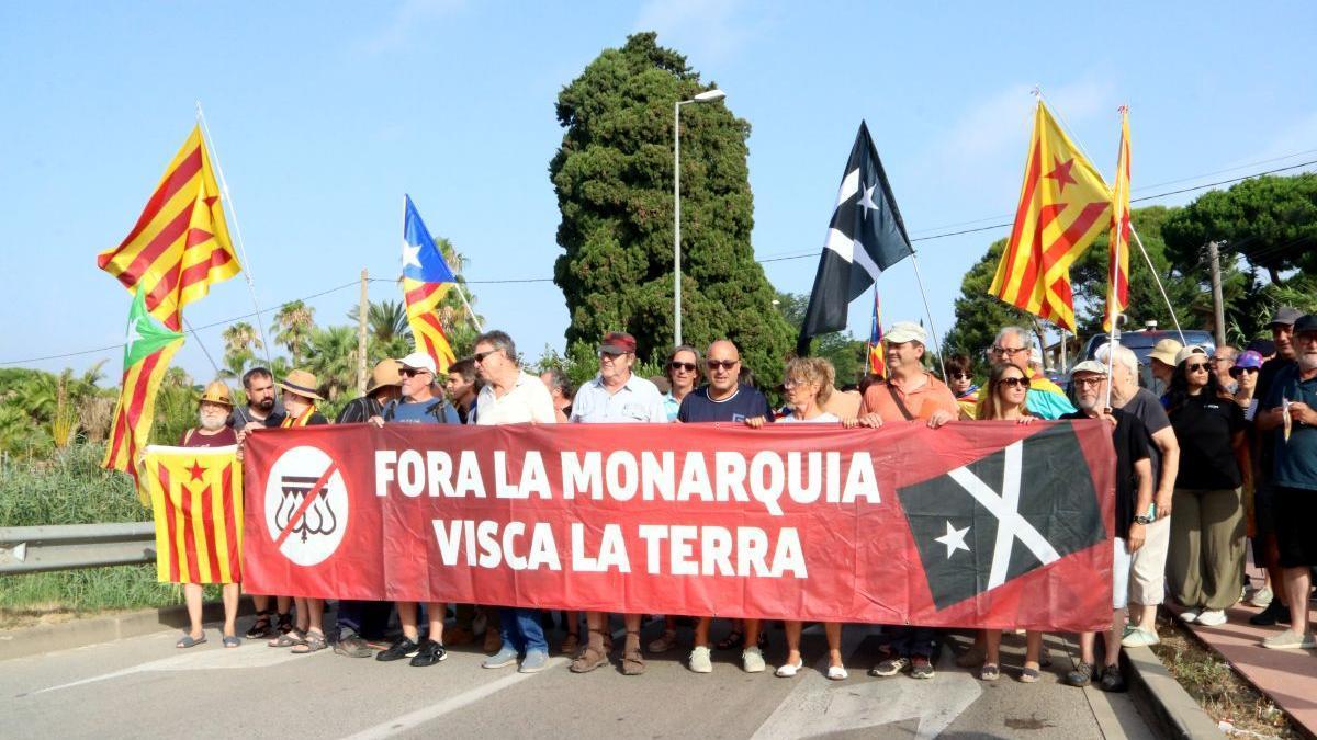 VÍDEO | Una cinquantena de persones tallen l'accés a les ruïnes d'Empúries per protestar contra la visita de la família reial