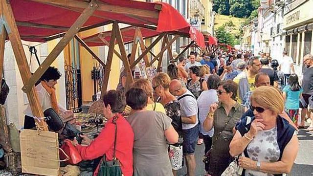 Puestos del mercado, durante la pasada edición.