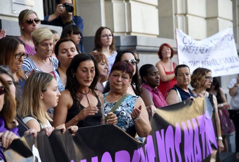 Concentraciones contra el asesinato machista en Zaragoza