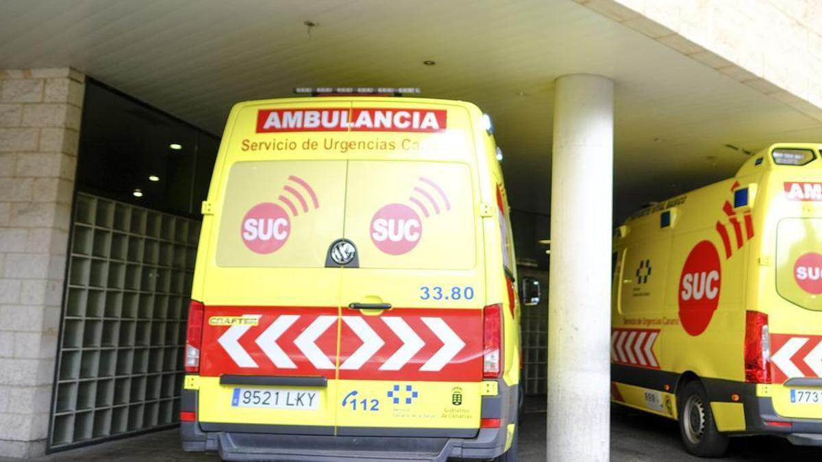 Dos ambulancias a las puertas del servicio de Urgencias del Hospital Doctor Negrín.