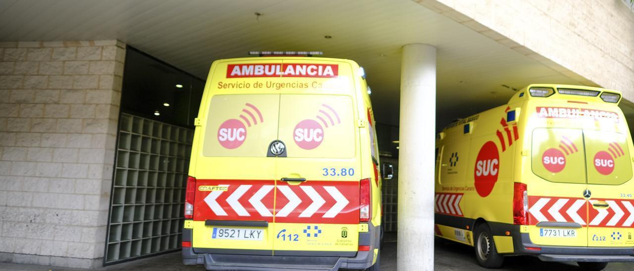 Dos ambulancias a las puertas del servicio de Urgencias del Hospital Doctor Negrín.