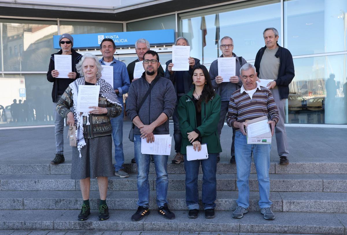 Vecinos de Matamá y miembros de Ecologistas en Acción, antes de presentar las alegaciones.