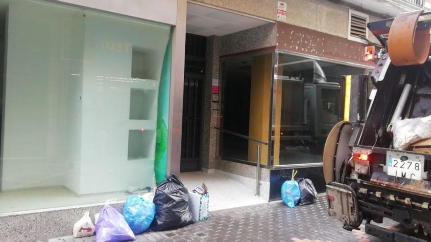 Denuncian que algunos vecinos de la calle Cervantes no tiran la basura en los contenedores