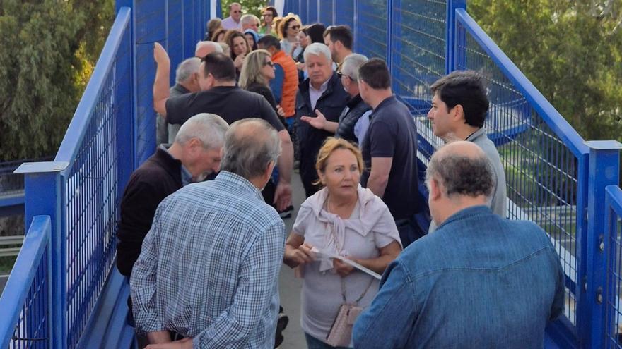 Un momento de la concentración este martes de los vecinos de El Olivar de Churriana, en la pasarela.