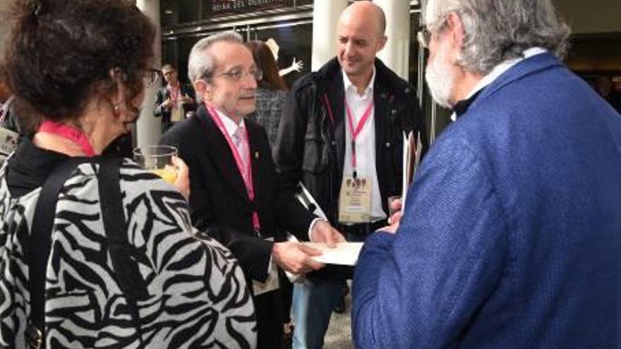 Pilar Duocastella, Lluís Guerrero i Vicenç Villatoro al teatre Kursaal