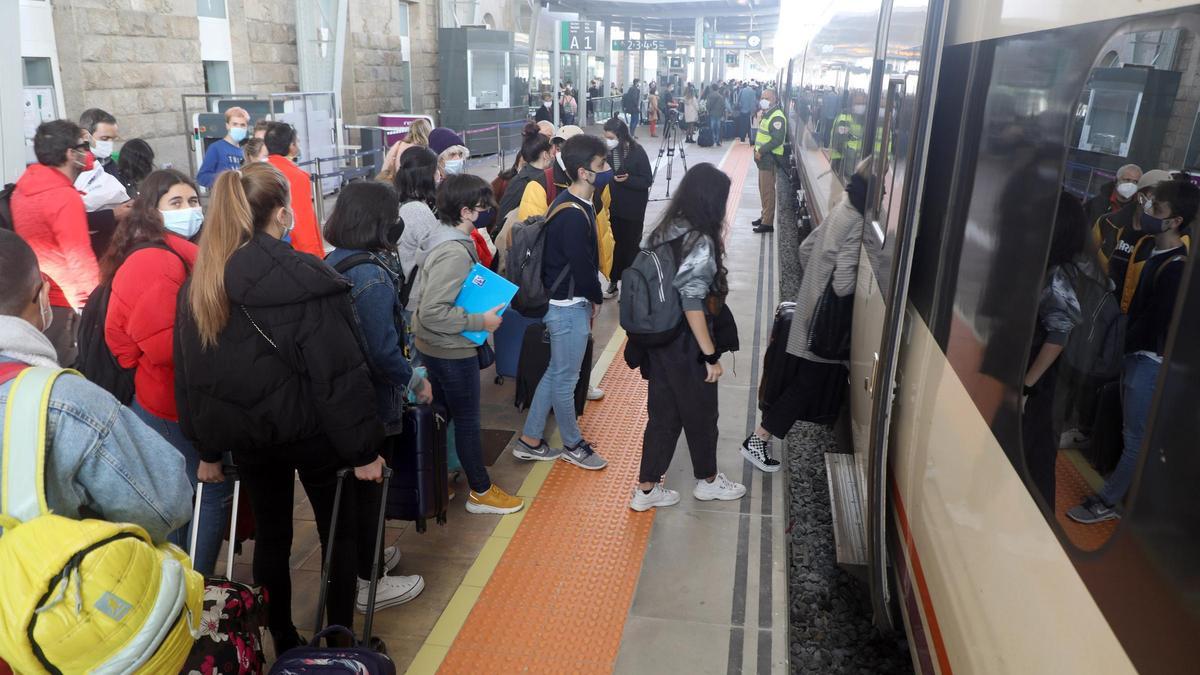 Estudiantes en la estación de Santiago antes del cierre perimetral de hace dos mes