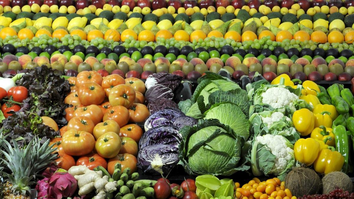 Frutas y verduras en un supermercado.