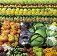 Frutas y verduras en un supermercado.