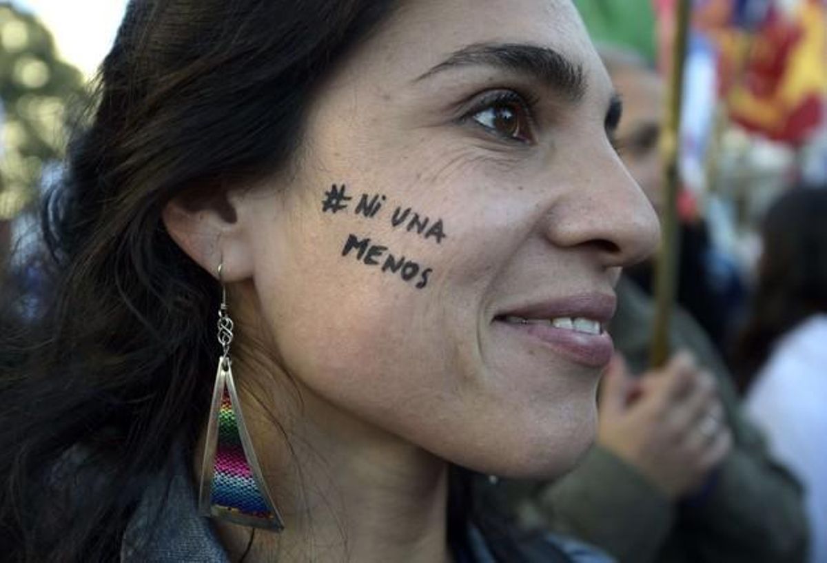 Milers de persones es van manifestar als voltants de la Plaza del Congreso argentí a Buenos Aires durant una manifestació sota el lema Ni una menys per rebutjar els feminicidis.