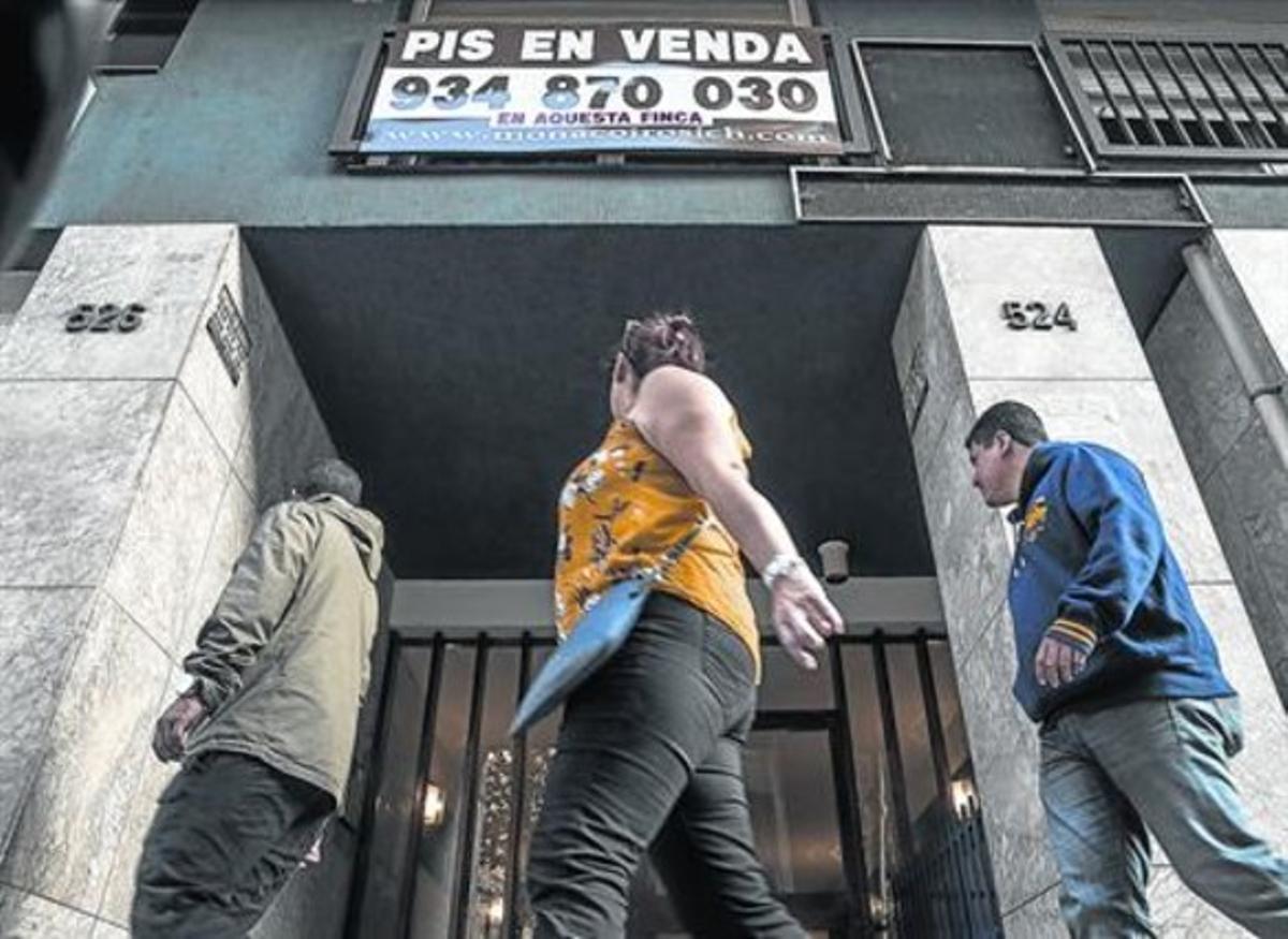 Anunci d’un pis de segona mà en venda, a Barcelona. Anunci d’un pis de segona mà en venda, a Barcelona.