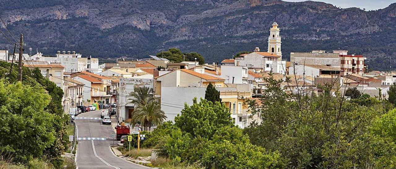 Vista de la vía principal de entrada a Ròtova y del núcleo urbano del pueblo de la Safor.