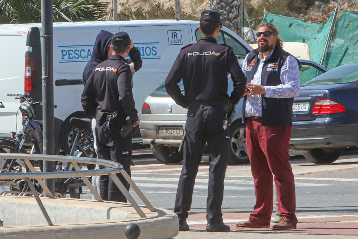 Los representantes de los vecinos de playa Babilonia han intentado hacer llegar al presidente de la Generalitat sus reivindicaciones