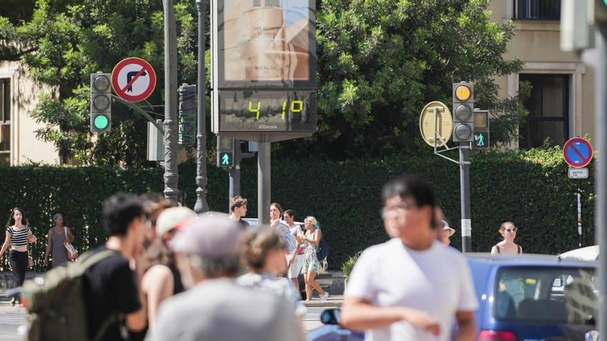 Un termómetro indica una temperatura de 41ºC durante la cuarta ola de calor del verano, a 22 de agosto de 2023.