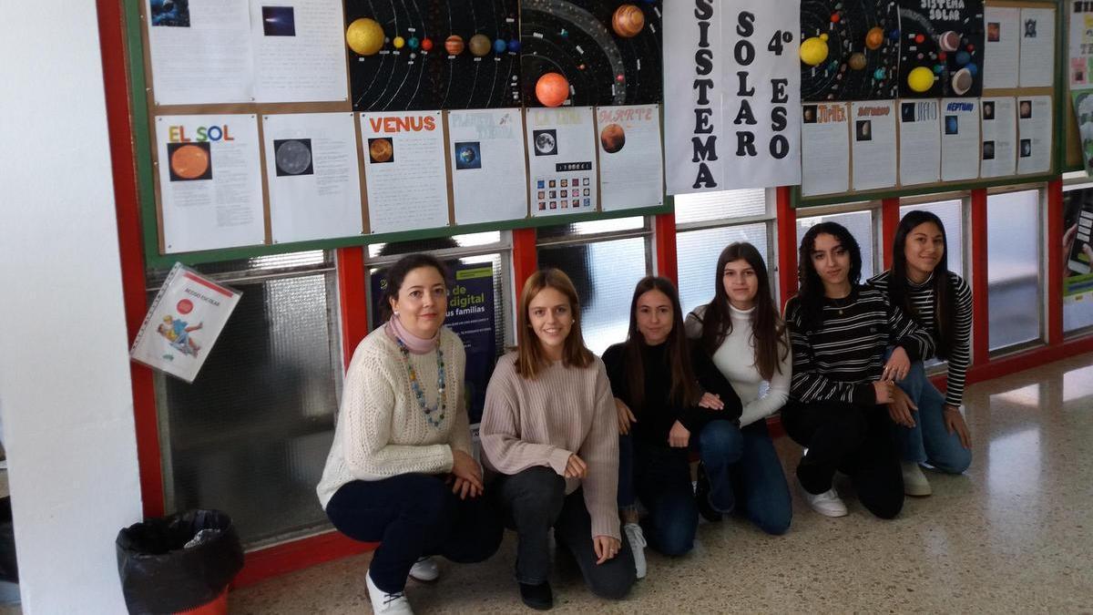 Las alumnas con su profesora Miriam Llorente y los trabajos sobre los planetas y el sistema solar.