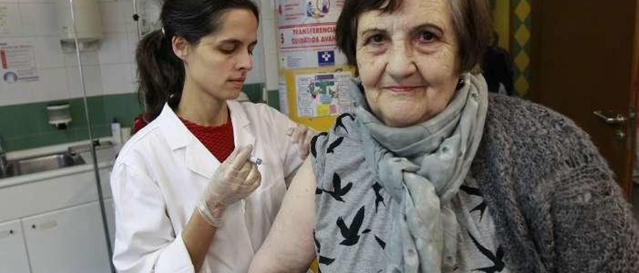 Una enfermera vacuna a una paciente en el centro de salud de Teatinos.