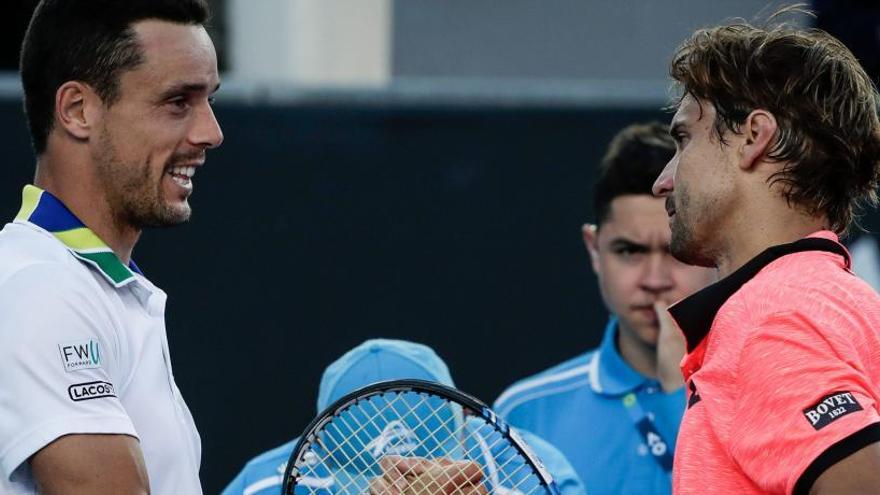 Bautista y Ferrer se dan la mano tras el partido.