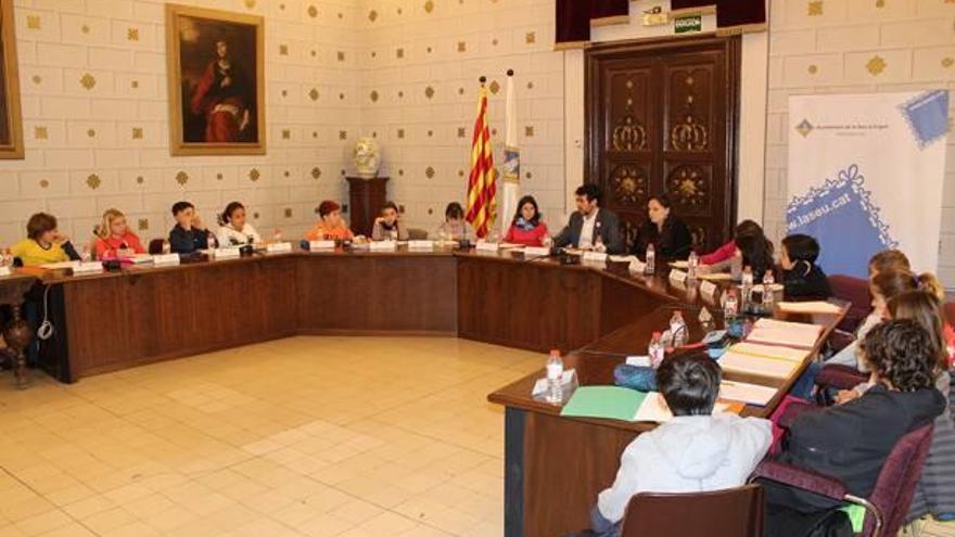 Els membres del Consell Municipal dels Infants, amb l&#039;alcalde Batalla