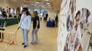 Un plan para "ponerse en la piel" de las personas ciegas en Gijón