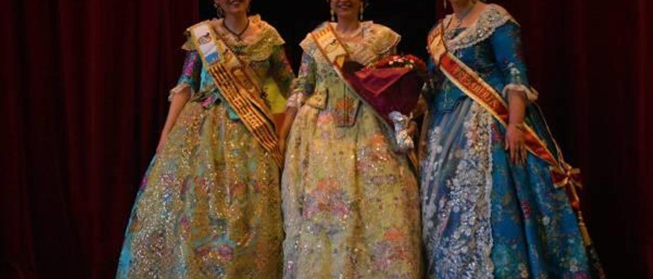 Noemí, en el centro, con la fallera mayor saliente y la presidenta de la Casa Regional en París.