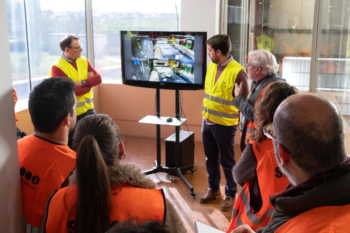 El presidente de la Emtre, Emilio Belencoso, durante la explicación del proceso de selección con robots.
