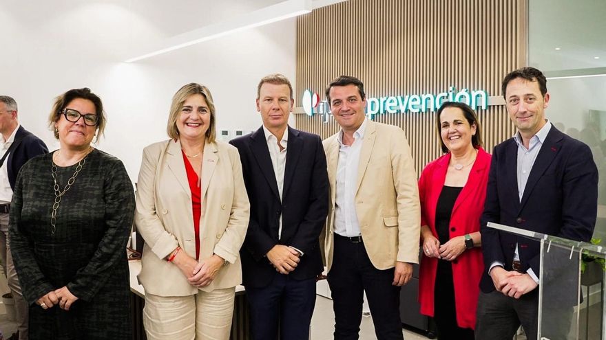 Autoridades en la inauguración del centro Quirónprevención.