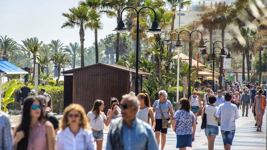 Turistas pasean por Torremolinos.