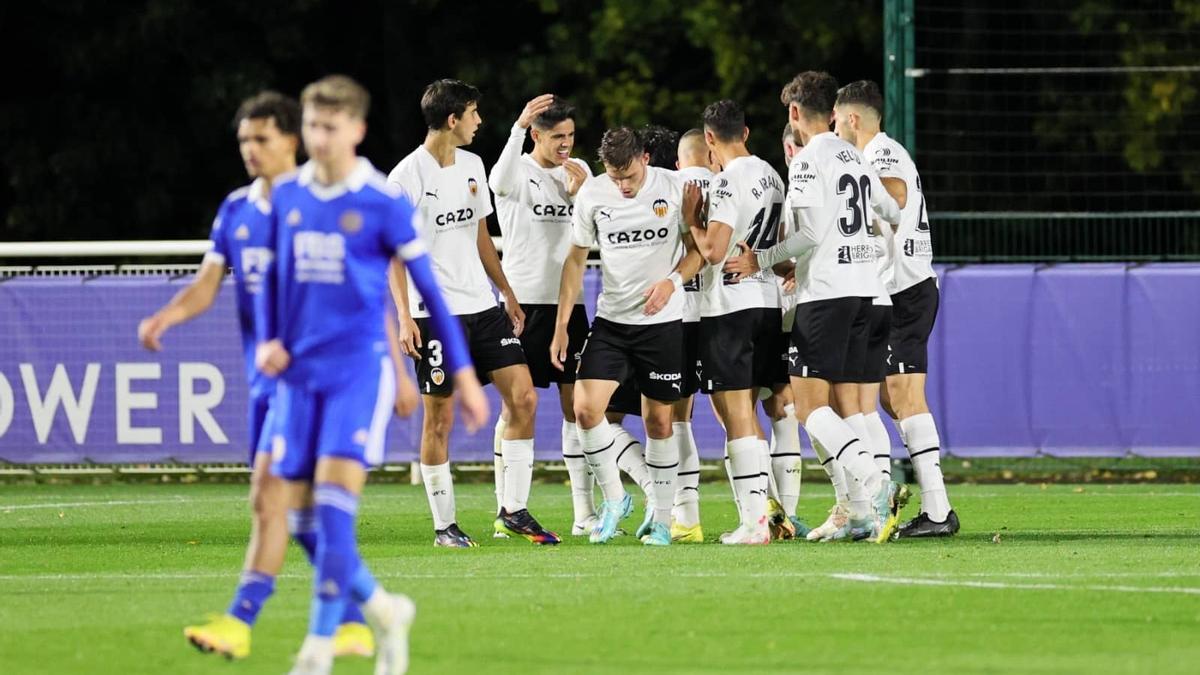El VCF Mestalla se impone con autoridad al Leicester City (0-2)