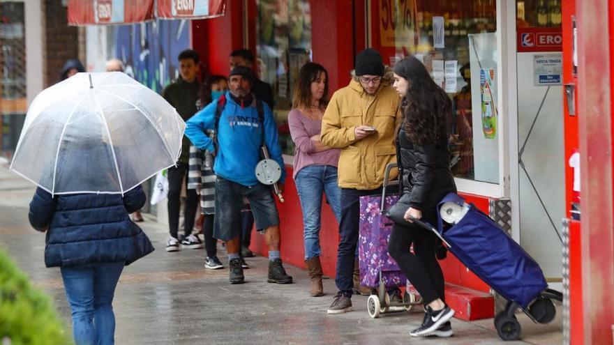 Clientes haciendo cola a la entrada de un supermercado de Vigo durante la crisis del coronavirus. // Ricardo Grobas