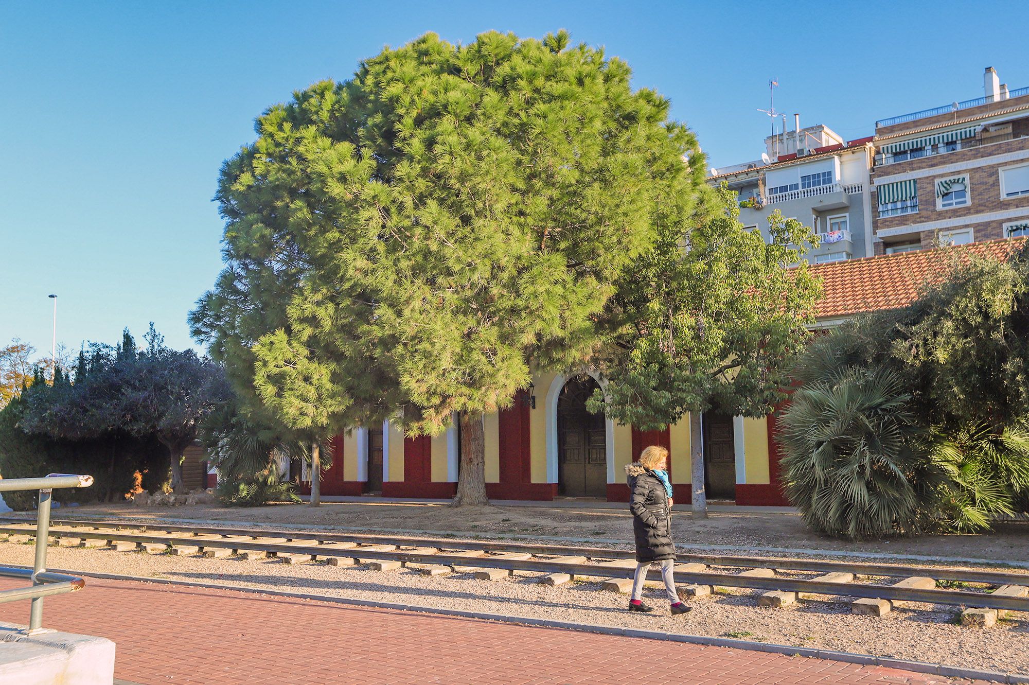 Antigua estación de tren en Torrevieja, hoy sala de exposiciones, y las vías que se conservan dentro de lo que hoy es un parque.