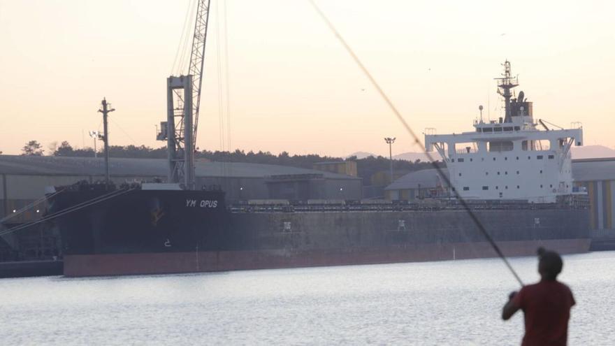 Un gigante en los muelles de Azsa cargado con blenda desde Alaska