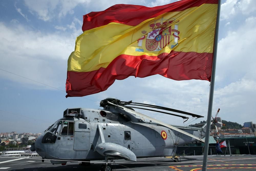 Descubre por dentro el portaaviones ''Juan Carlos I'', atracado en Vigo. // Marta G. Brea