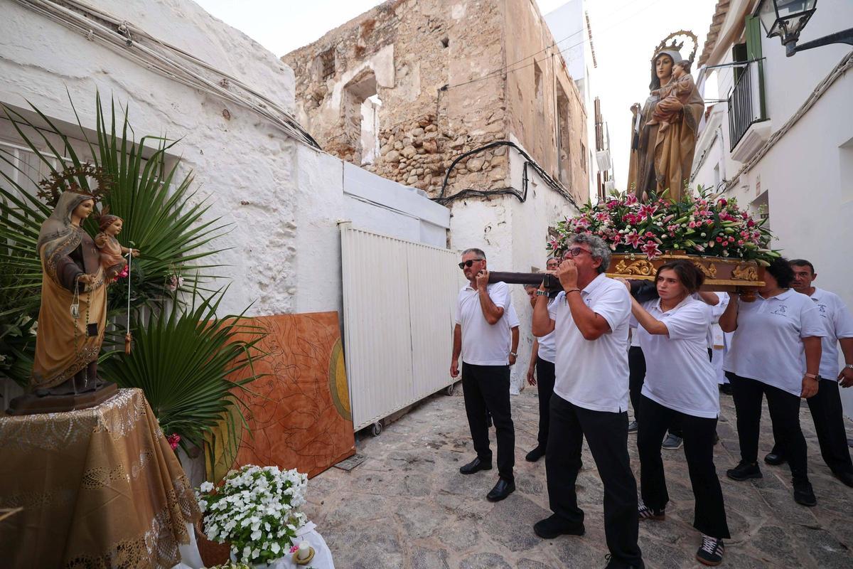 Detalle del santuario que preparan las vecinas del carrer de la Mare de Déu.