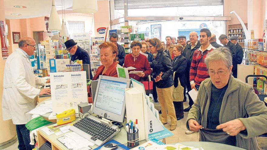 Usuarios esperan su turno en una farmacia para comprar sus medicamentos.